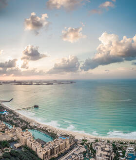 Panoramablick aus der Luft auf die Insel Palm Jumeirah und die Bucht von Dubai, Vereinigte Arabische Emirate - AAEF02881