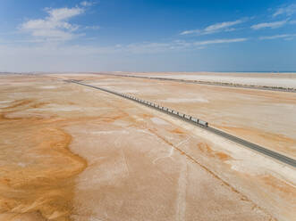 Luftaufnahme von Etihad Rail mitten in der Wüste in Abu Dhabi, V.A.E. - AAEF02892