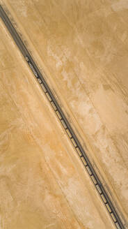Luftaufnahme von Etihad Rail mitten in der Wüste in Abu Dhabi, V.A.E. - AAEF02894