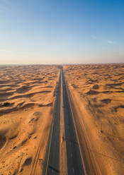 Luftaufnahme einer geraden langen Straße mitten in der Wüste von Sharjah in den Vereinigten Arabischen Emiraten. - AAEF02901