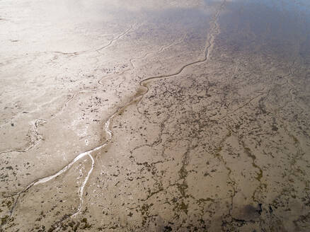 Luftaufnahme über einem Fluss, der ein abstraktes Muster bildet, Kachemak Bay, Alaska. - AAEF02913