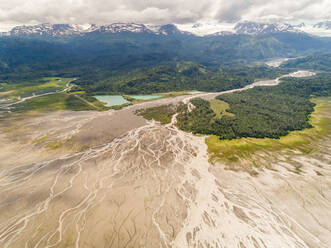 Luftaufnahme eines Flusses mit abstraktem Muster in der Nähe eines Berges, Kachemak Bay, Alaska. - AAEF02917