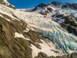 Luftaufnahme eines Gletscherbergs bei Sonnenuntergang, Seward, Alaska. - AAEF02922