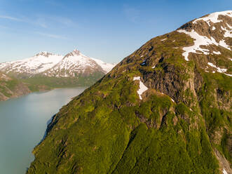 Luftaufnahme eines Berges mit Schnee auf dem Gipfel in der Nähe von Seward, Alaska. - AAEF02926