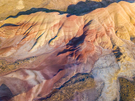 Luftaufnahme der Felsformation Painted Hills bei Sonnenuntergang, Oregon, USA. - AAEF02929