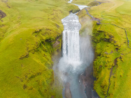 Luftaufnahme des Wasserfalls Skógafoss in der südlichen Region von Island. - AAEF02936