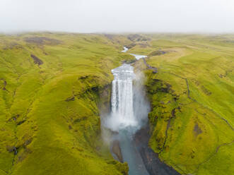 Luftaufnahme des Wasserfalls Skógafoss in der südlichen Region von Island. - AAEF02937