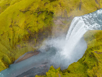 Luftaufnahme des Wasserfalls Skógafoss in der südlichen Region von Island. - AAEF02938