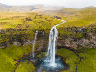 Luftaufnahme des Wasserfalls Seljalansfoss in der südlichen Region von Island. - AAEF02940