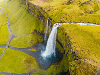 Luftaufnahme des Seljalansfoss-Wasserfalls in der südlichen Region von Island. - AAEF02941