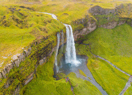 Luftaufnahme des Seljalansfoss-Wasserfalls in der südlichen Region von Island. - AAEF02942