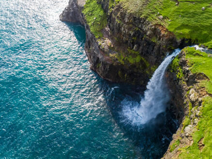 Luftaufnahme des Wasserfalls Múlafossur, der im Nordatlantik endet, Färöer-Insel. - AAEF02953