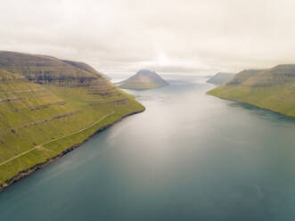 Luftaufnahme einer Bergregion in der Nähe des Nordatlantiks, Färöer-Insel. - AAEF02973