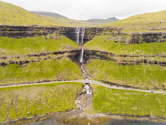 Luftaufnahme des atemberaubenden Wasserfalls von Fossá, Färöer-Insel. - AAEF02979