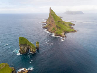 Luftaufnahme einer isolierten Felsformation im Nordatlantik auf den Färöer-Inseln. - AAEF02985