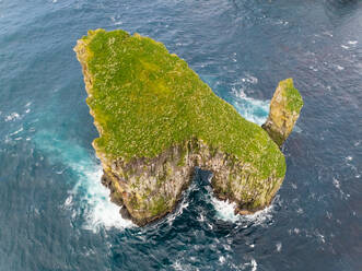 Luftaufnahme einer isolierten Felsformation im Nordatlantik auf den Färöer-Inseln. - AAEF02986