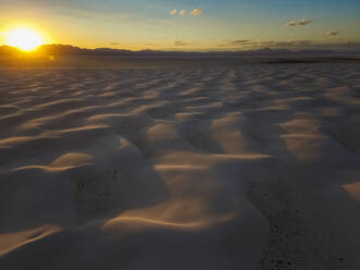 Luftaufnahme des White Sands National Monument bei Sonnenuntergang in Tularosa, USA. - AAEF03012