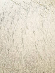 Abstrakte Luftaufnahme von Sand an einem Strand in Kalifornien, USA. - AAEF03032