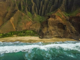Luftaufnahme des Nā Pali Coast State Park in Hawaii, USA. - AAEF03054