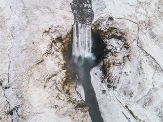 Luftaufnahme des Wasserfalls Skógafoss in Island. - AAEF03072