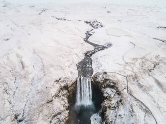 Luftaufnahme des Wasserfalls Skógafoss in Island. - AAEF03073