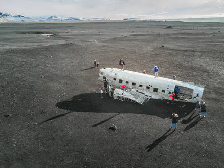 ISLAND - ISLAND - 16. März 2017: Luftaufnahme des Flugzeugwracks von Solheimasandur in Island. - AAEF03075