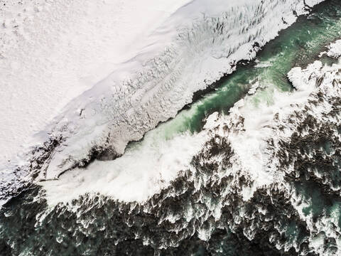 Abstrakte Luftaufnahme des Flusses Ölfusá im Winter in Island., lizenzfreies Stockfoto