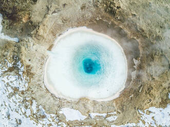 Luftaufnahme des Strokkur-Geysirs in Island. - AAEF03084