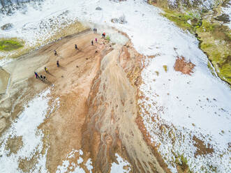 Luftaufnahme von Besuchern im Gebiet der heißen Quellen von Geysir in Island. - AAEF03085