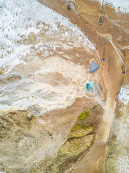 Luftaufnahme von Besuchern im Gebiet der heißen Quellen von Geysir in Island. - AAEF03086