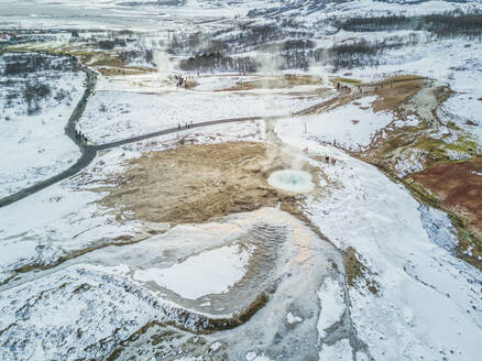 Luftaufnahme von Besuchern im Gebiet der heißen Quellen von Geysir in Island. - AAEF03087