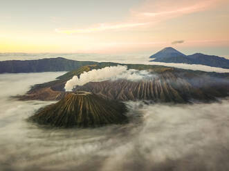 Luftaufnahme des Kraters mit Rauch des aktiven Vulkans Bromo in Indonesien - AAEF03099