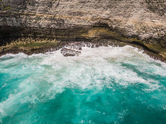 Luftaufnahme einer Klippe in Nusa penida, Bali, Indonesien. - AAEF03103