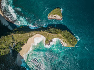 Luftaufnahme einer Klippe in Nusa penida, Bali, Indonesien. - AAEF03105