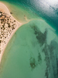 Luftaufnahme des Strandes Monkey Mia und des klaren blauen Meeres in Australien. - AAEF03108