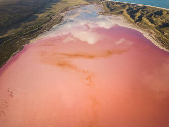 Luftaufnahme des rosa Salzsees Hutt Lagoon in Yallabatharra, Australien. - AAEF03114