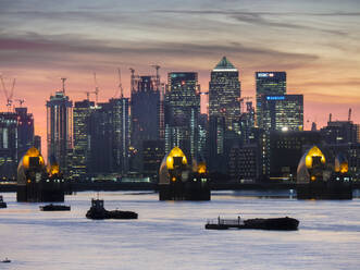 Canary Wharf in der Abenddämmerung von Woolwich, London, England, Vereinigtes Königreich, Europa - RHPLF00432
