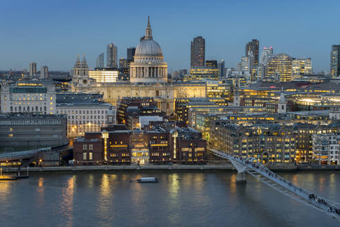 St. Pauls Cathedral und die Millennium Bridge über die Themse von der Tate Switch, London, England, Vereinigtes Königreich, Europa - RHPLF00437