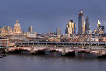 Skyline der St. Pauls Cathedral, der City of London und der Blackfriars Bridge über die Themse, London, England, Vereinigtes Königreich, Europa - RHPLF00442