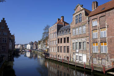 Alte Gebäude säumen den Fluss in Gent, Ostflandern, Belgien, Europa - RHPLF00443