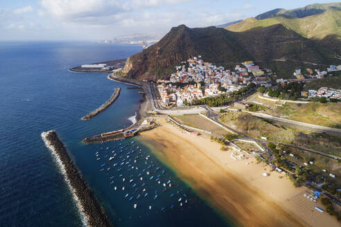 Luftaufnahme einer Drohne von Playa de las Teresitas, San Andres, Teneriffa, Kanarische Inseln, Spanien, Atlantik, Europa - RHPLF00453