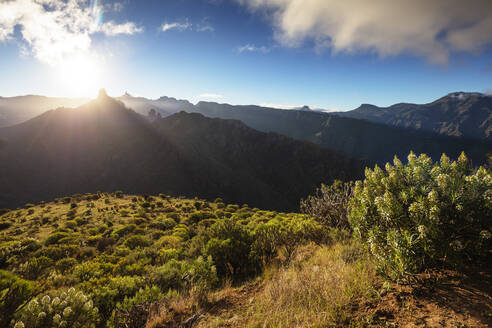 Roque Nublo und Roque Bentayga bei Sonnenaufgang, Gran Canaria, Kanarische Inseln, Spanien, Atlantik, Europa - RHPLF00471