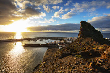 Küstenlinie und Hafen, Agaete, Gran Canaria, Kanarische Inseln, Spanien, Atlantik, Europa - RHPLF00477