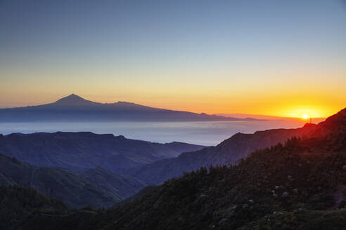 Garajonay-Nationalpark und Teneriffa in der Ferne, Garajonay-Nationalpark, UNESCO-Weltkulturerbe, La Gomera, Kanarische Inseln, Spanien, Atlantik, Europa - RHPLF00488