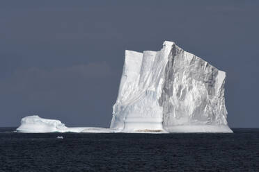 Eisberg mit Pinguinen vor blauem Himmel, Südliche Sandwichinseln, Polarregionen - RHPLF00525