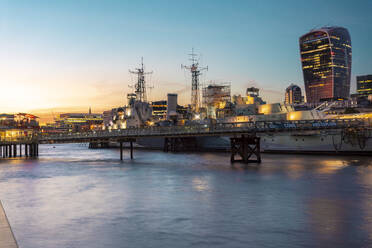 Skyline der City of London bei Sonnenuntergang mit der HMS Belfast im Vordergrund, London, England, Vereinigtes Königreich, Europa - RHPLF00553