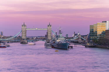 Tower Bridge mit HMS Belfast bei Sonnenuntergang mit lila Himmel über der Themse, London, England, Vereinigtes Königreich, Europa - RHPLF00554