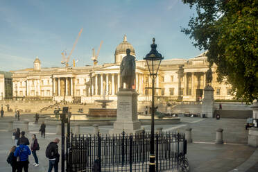 Trafalgar Square mit Sir Henry Havelock Statue am Morgen, London, England, Vereinigtes Königreich, Europa - RHPLF00556