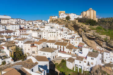 Überblick über Setenil de las Bodegas, mit seinen weißen historischen Gebäuden und den Häusern unter dem Felsenberg, Setenil de las Bodegas, Provinz Cádiz, Spanien, Europa - RHPLF00581