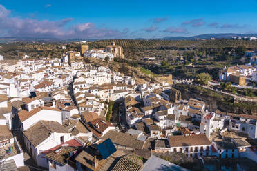 Überblick über Setenil de las Bodegas, mit seinen weißen historischen Gebäuden und den Häusern unter dem Felsenberg, Setenil de las Bodegas, Provinz Cádiz, Spanien, Europa - RHPLF00583